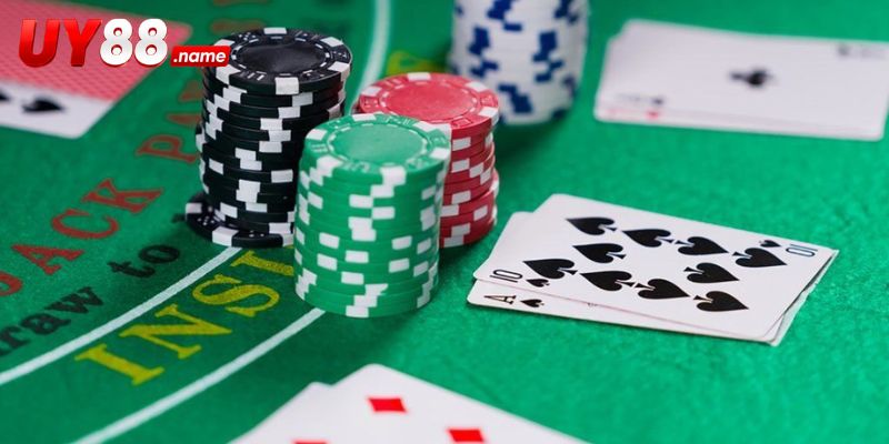 Poker Pineapple khác Hold’em ở nhịp nhận và bỏ bài